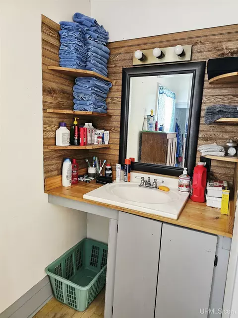Bath - 509 S 10th, Escanaba, MI 49829 photo 3 of 4