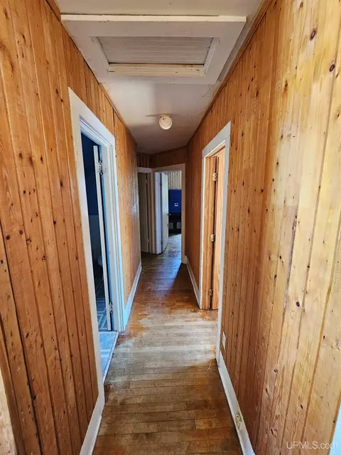 Entry Way - 509 S 10th, Escanaba, MI 49829 photo 2 of 2