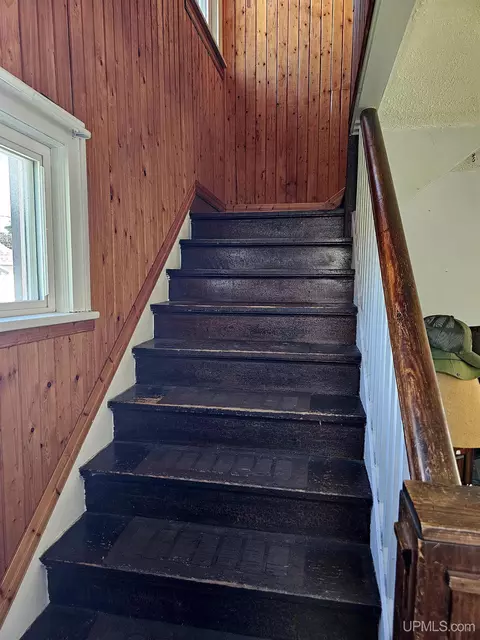 Entry Way - 509 S 10th, Escanaba, MI 49829 photo 1 of 2