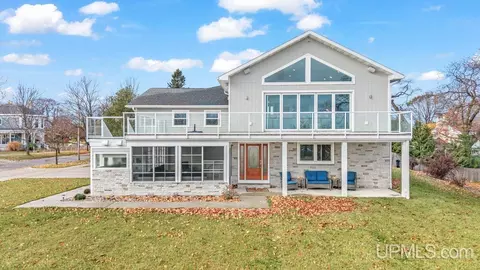 430 Lake Shr, Escanaba, MI 49829
