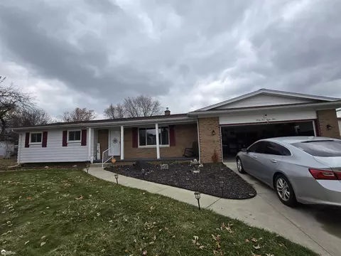 3139 Red Barn, Flint, MI 48507