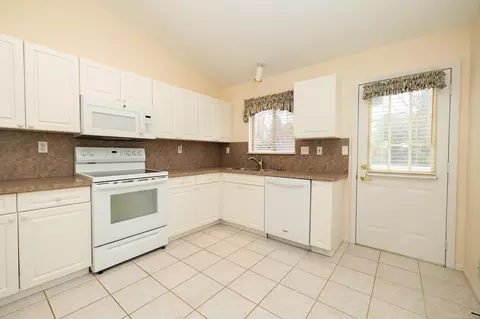 15955 Bentley Cir, Macomb, MI 48044 photo 17