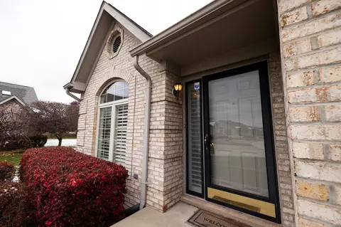 15955 Bentley Cir, Macomb, MI 48044