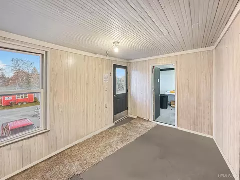 Entry Way - 905 Delta, Gladstone, MI 49837 photo 6 of 7