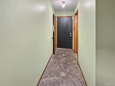 Entry Way - 905 Delta, Gladstone, MI 49837 photo 4 of 7