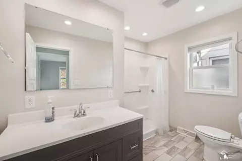 Bath - 1108 Bentley Dr, Monroe, MI 48162 photo 1 of 1