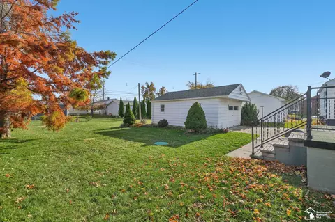 Exterior - 1108 Bentley Dr, Monroe, MI 48162 photo 3 of 4