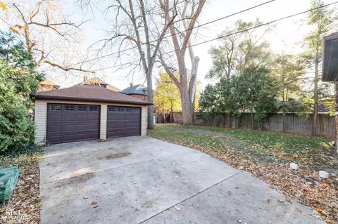Exterior - 976 Lakepointe, Grosse Pointe Park, MI 48230 photo 5 of 8