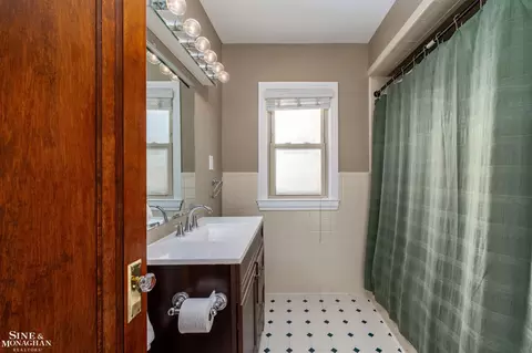 Bath - 976 Lakepointe, Grosse Pointe Park, MI 48230 photo 2 of 2