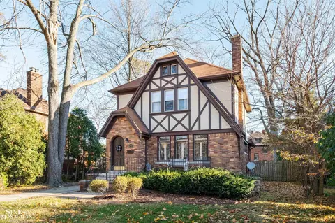 Exterior - 976 Lakepointe, Grosse Pointe Park, MI 48230 photo 6 of 8