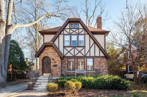 976 Lakepointe, Grosse Pointe Park, MI 48230