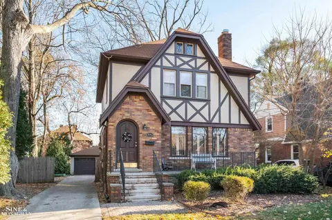 Exterior - 976 Lakepointe, Grosse Pointe Park, MI 48230 photo 8 of 8