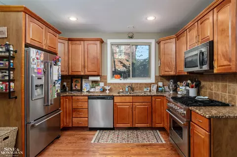 Kitchen - 976 Lakepointe, Grosse Pointe Park, MI 48230 photo 1 of 3