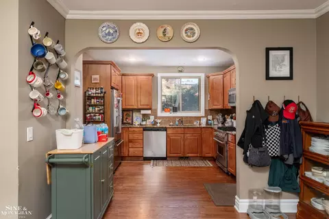 Kitchen - 976 Lakepointe, Grosse Pointe Park, MI 48230 photo 2 of 3