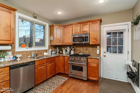 Kitchen - 976 Lakepointe, Grosse Pointe Park, MI 48230 photo 3 of 3