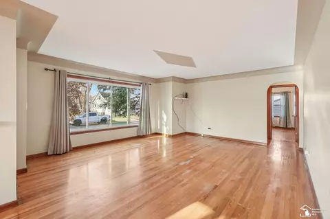 Living - 1212 Bentley, Monroe, MI 48162 photo 2 of 3