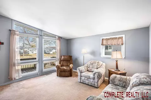 Living - 810 Macdonald Ave, Flint, MI 48507 photo 2 of 3