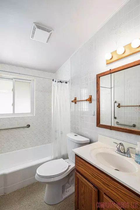Bath - 810 Macdonald Ave, Flint, MI 48507 photo 1 of 2