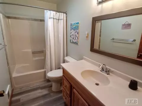 Bath - 533 Bartlett, Gladwin, MI 48624 photo 1 of 3