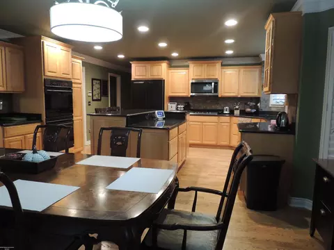 Kitchen - 16200 Thames, Macomb, MI 48042 photo 6 of 10