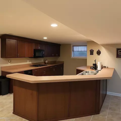 Kitchen - 16200 Thames, Macomb, MI 48042 photo 10 of 10