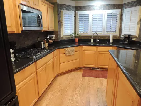 Kitchen - 16200 Thames, Macomb, MI 48042 photo 5 of 10