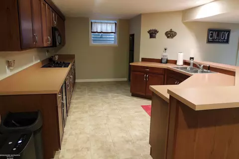 Kitchen - 16200 Thames, Macomb, MI 48042 photo 9 of 10