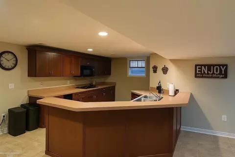 Kitchen - 16200 Thames, Macomb, MI 48042 photo 7 of 10