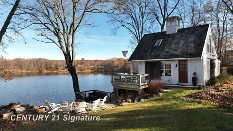 6077 S S Shr, Holly, MI 48442