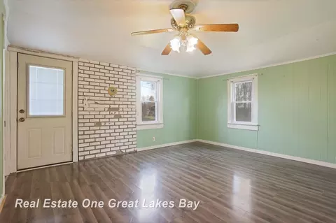 Living - 334 Main, Sterling, MI 48659 photo 7 of 7