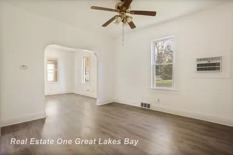 Living - 334 Main, Sterling, MI 48659 photo 5 of 7