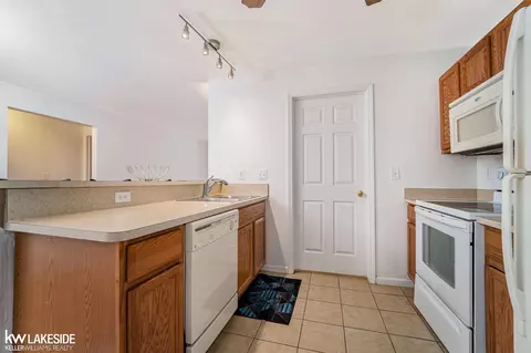 Kitchen - 45687 Cagney, Macomb, MI 48044 photo 2 of 2