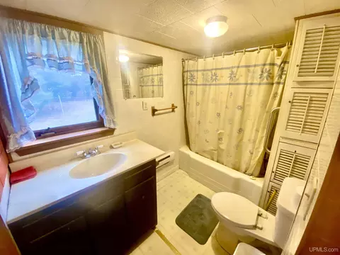 Bath - 9657 N 5, Gladstone, MI 49837 photo 1 of 1