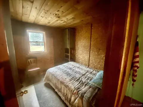 Bedroom - 9657 N 5, Gladstone, MI 49837 photo 2 of 3