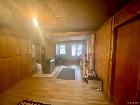 Entry Way - 9657 N 5, Gladstone, MI 49837 photo 1 of 1