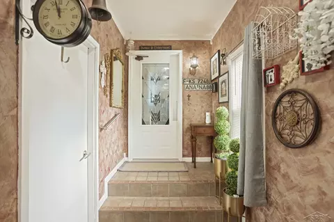 Entry Way - 2122 Heather, Gladwin, MI 48624 photo 3 of 5