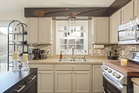 Kitchen - 2122 Heather, Gladwin, MI 48624 photo 2 of 4