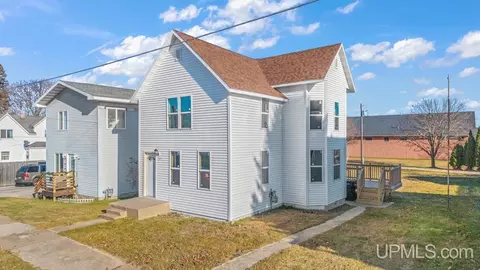 607 N 7th, Gladstone, MI 49837
