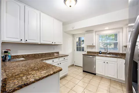 Kitchen - 2368 Allard, Grosse Pointe Woods, MI 48236 photo 1 of 3