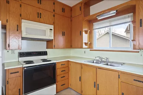 Kitchen - 12895 E Curtis, Frankenmuth, MI 48734 photo 3 of 4