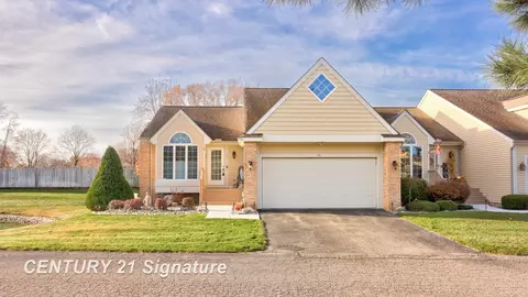 49 W Willow Pond, Saginaw, MI 48603