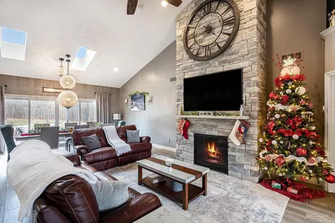 Living - 3055 Shyre, Davison, MI 48423 photo 2 of 3