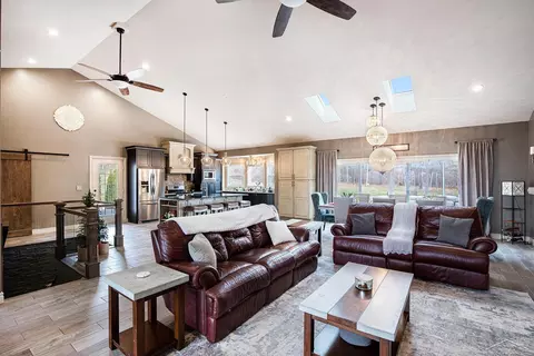 Living - 3055 Shyre, Davison, MI 48423 photo 3 of 3