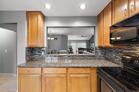 Kitchen - 45877 Dutton, Macomb, MI 48044 photo 7 of 8