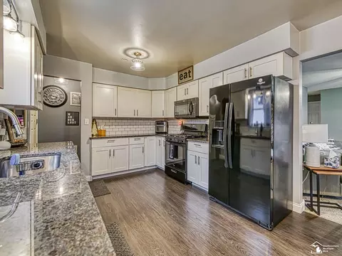 916 Cherry, Monroe, MI 48161 photo 4