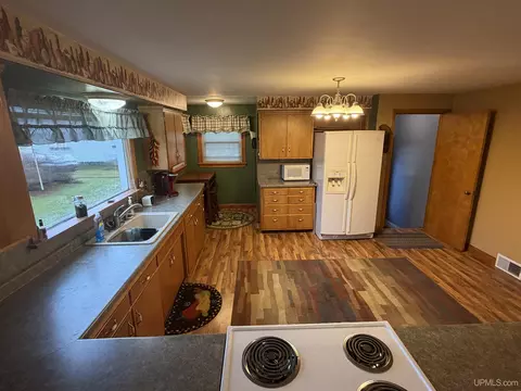 170 W Superior, Ishpeming, MI 49849 photo 5