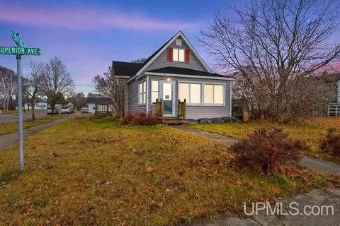 501 Superior, Gladstone, MI 49837