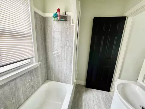 Bath - 5210 Farmbrook, Detroit, MI 48224 photo 4 of 4