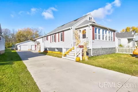 4309 10th, Menominee, MI 49858