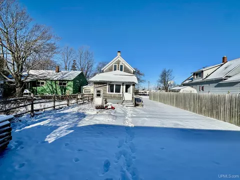 1205 Superior, Gladstone, MI 49837